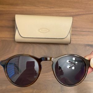 Tod’s Brown Round sunglasses with a leather case in perfect condition